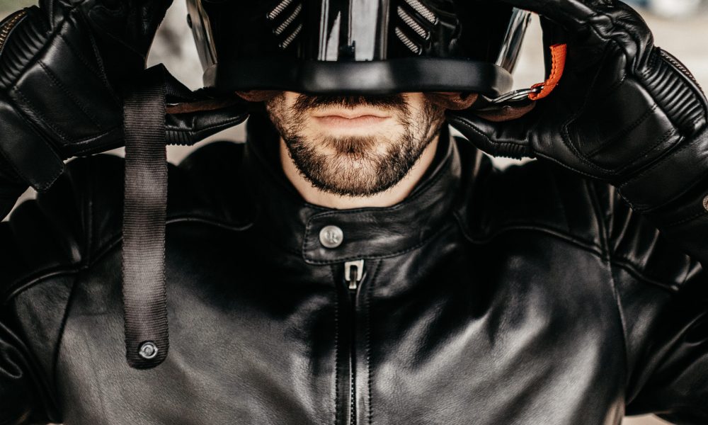 un homme enfilant un casque