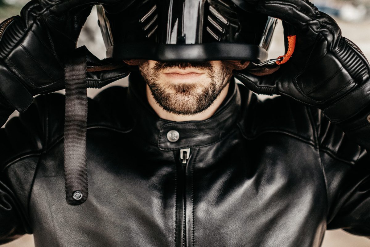 un homme enfilant un casque