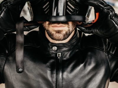 un homme enfilant un casque