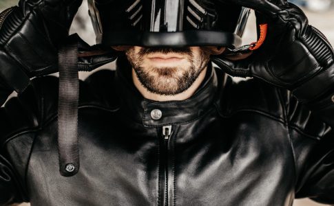 un homme enfilant un casque