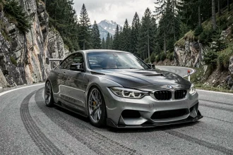 BMW CSL garée sur une route de montagne sinueuse dans les Alpes françaises, vue trois quarts avant basse angle