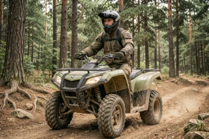 Pilote en quad tout-terrain sur sentier forestier, illustrant l'usage loisir pour une assurance quad buggy